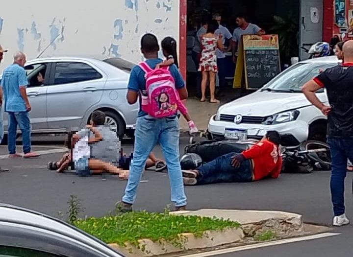 Com a colisão, os três ocupantes da motocicleta foram ao chão e sofreram ferimentos (Foto/Divulgação)