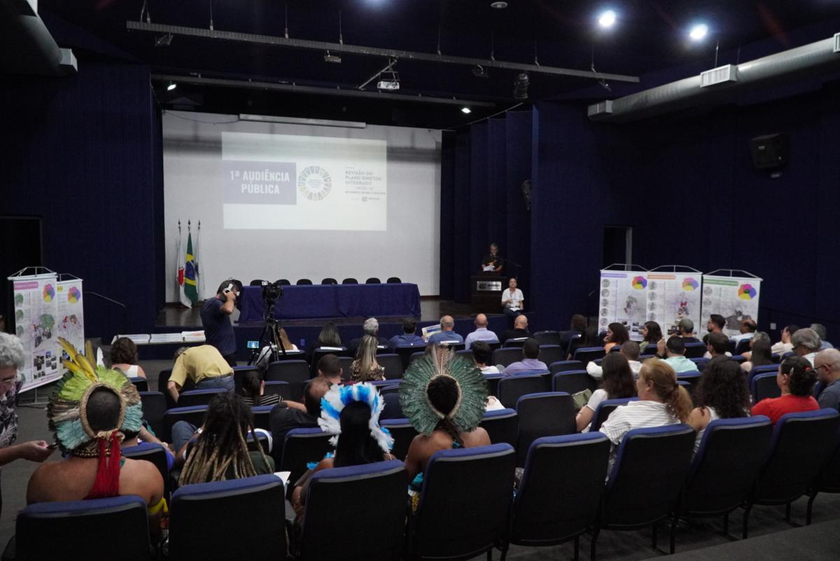 Audiência aconteceu no Centro Administrativo, com mais de 100 participantes e 35 inscritos para fazer questionamentos (Foto/Divulgação)