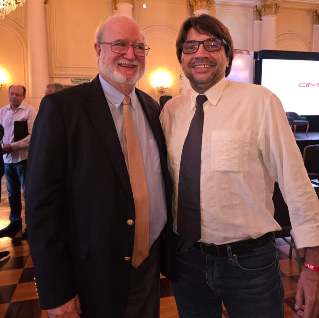 Eduardo Azeredo, na foto com o advogado uberabense Leonardo Quintino, esteve em Araxá (Foto/Divulgação)