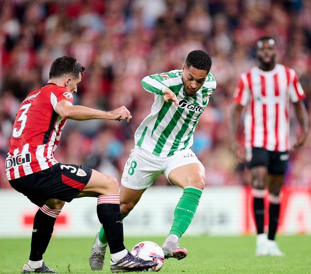 Vitor Roque revelou que ainda luta para conter a ansiedade e que vem melhorando a cada dia (Foto/Reprodução/Twitter/Real Betis Balompié)