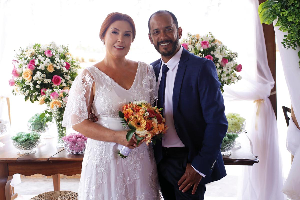 Nínive Lage Rodovalho e Luis Humberto Parrillero, foram os festejados noivos da temporada em um cenário romântico e bucólico (Foto/Wagner Pinheiro)