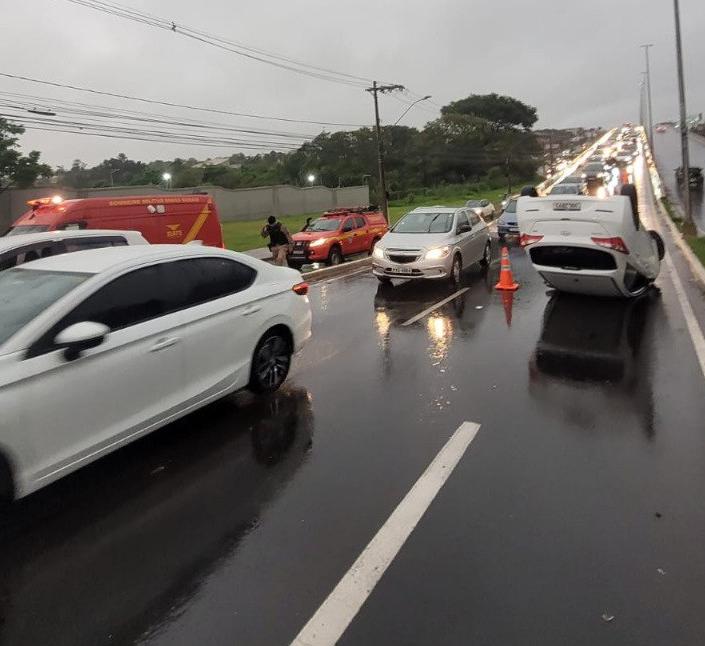 Carro com duas crianças capota em Uberlândia (Foto/CBMMG/Divulgação)