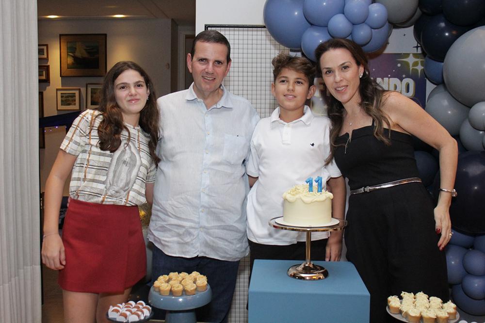 Fernando no seu b-day, entre os pais, Alexandre e Nathalia Castro Cunha e a irmã, Maria Teresa (Foto/Cris Abreu)