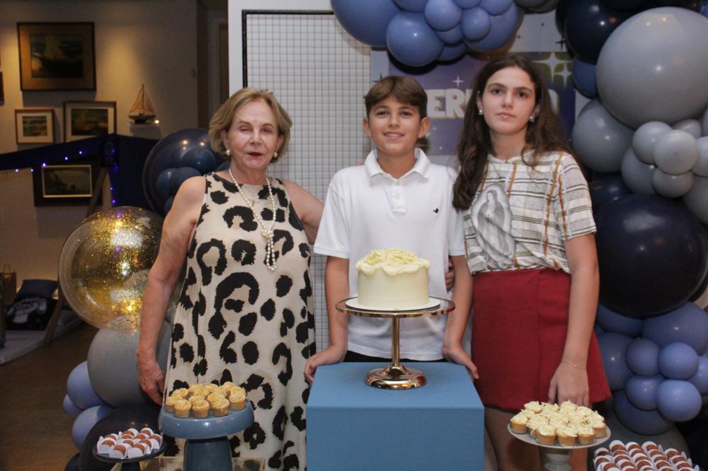 O aniversariante com a avó, Maria Helena de Castro Cunha e a irmã Maria Teresa Bernardino de Castro Cunha (Foto/Cris Abreu)