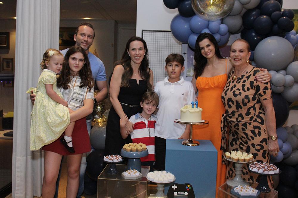 Família reunida, Maria Teresa B. de Castro Cunha, afilhada Raquel Ravagnani Bernardino, Roberto Leggiero Bernardino de bracos dados com, Luciana e a vovó Doroty Bernardino (Foto/Cris Abreu)