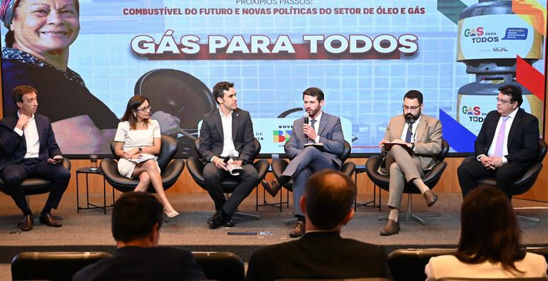 Durante o workshop promovido pela pasta, especialistas discutiram estratégias para combater a pobreza energética (Foto/Ricardo Botelho/MME)