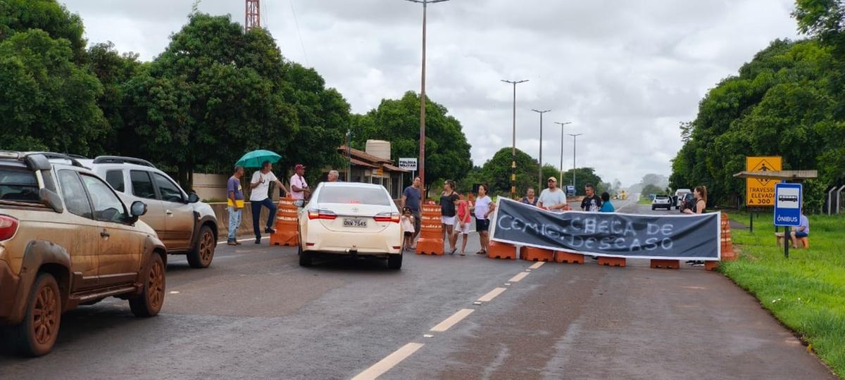 Consumidores interditaram a rodovia MG-427, em protesto contra a Cemig, diante da falta de energia elétrica no condomínio (Foto/Leitores)