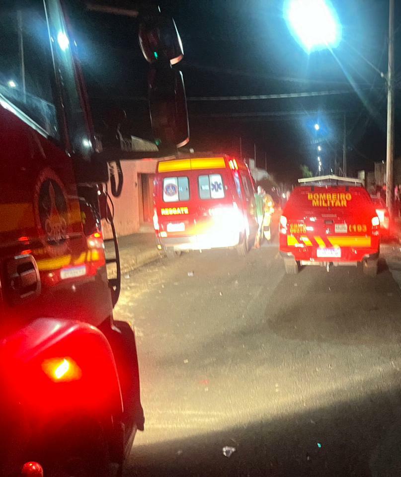 Bombeiros se mobilizaram na madrugada de ontem para combater incêndio sob suspeita de origem criminosa, no Residencial Rio de Janeiro (Foto/Divulgação)