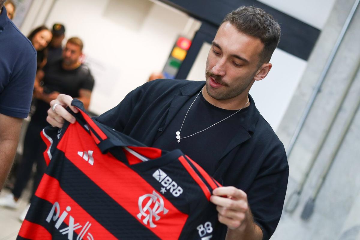 Merecido. Fazendo uma grande temporada no Flamengo, Léo Ortiz foi lembrado por Dorival Jr (Foto/Rede Social X)