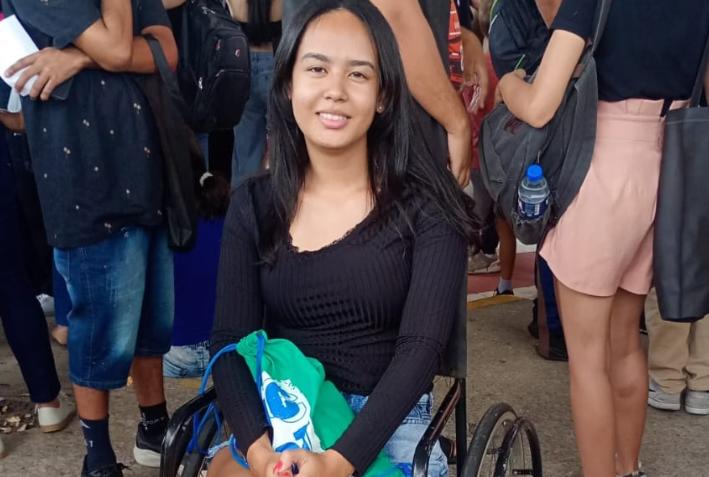 Determinada e confiante, Yasmin Gonçalves, de 18 anos, voltou para o segundo dia do Enem mesmo após sofrer uma lesão grave no primeiro dia de prova (Foto/Deanne Gherardi/ O Tempo)