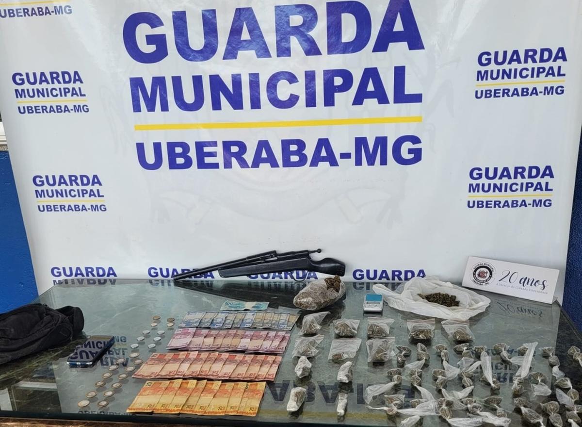 Arma, dinheiro, celular e grande quantidade de droga foi apreendida na casa do suspeito, que gozava de liberdade provisória (Foto/Divulgação)