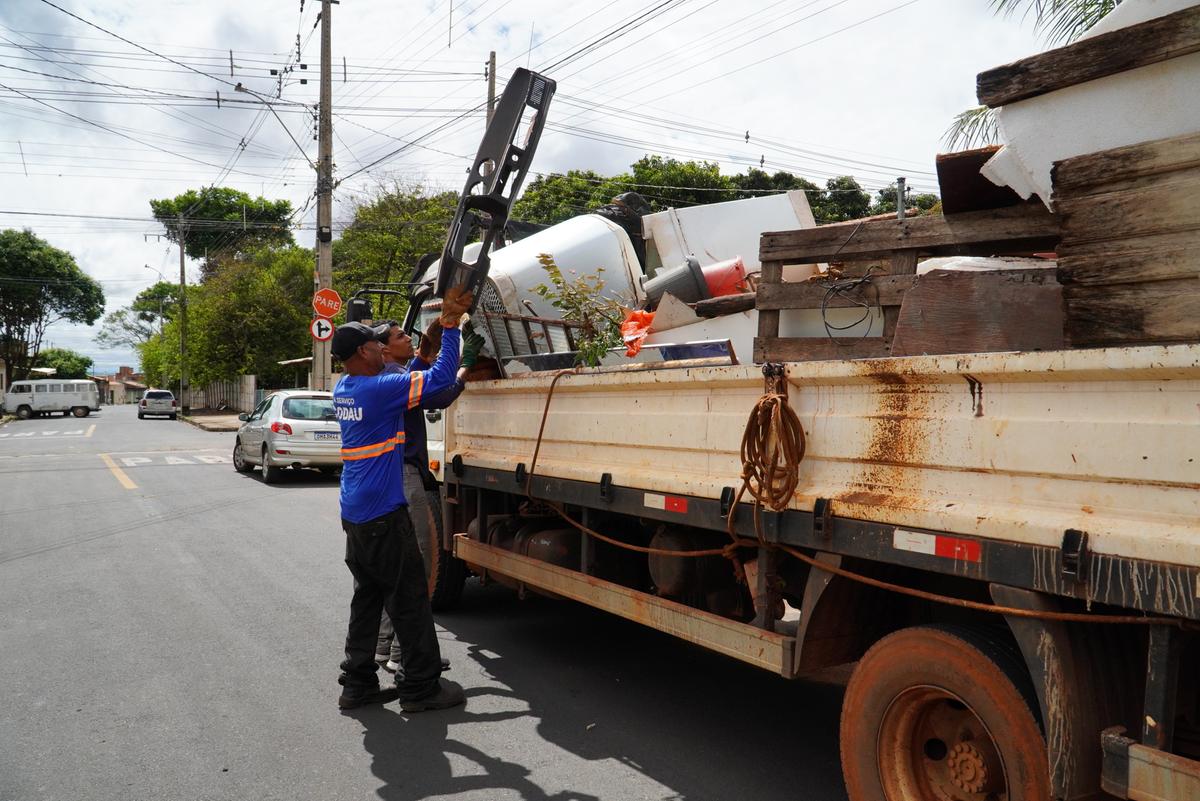 Três caminhões foram utilizados no serviço de cata-treco (Foto/Lílian Veronezi/PMU)