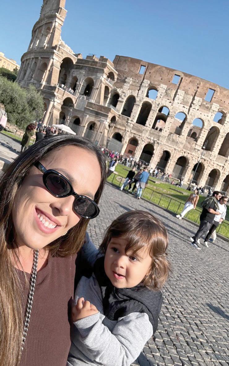 Paula Virgínia e o príncipe Dante enfeitando o Coliseu, em Roma (Foto/Arquivo pessoal)