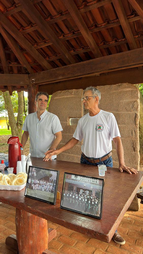 Diretor Jose Olavo reforça com egressos a importancia do reencontro para a Fazu (Foto/Divulgação)