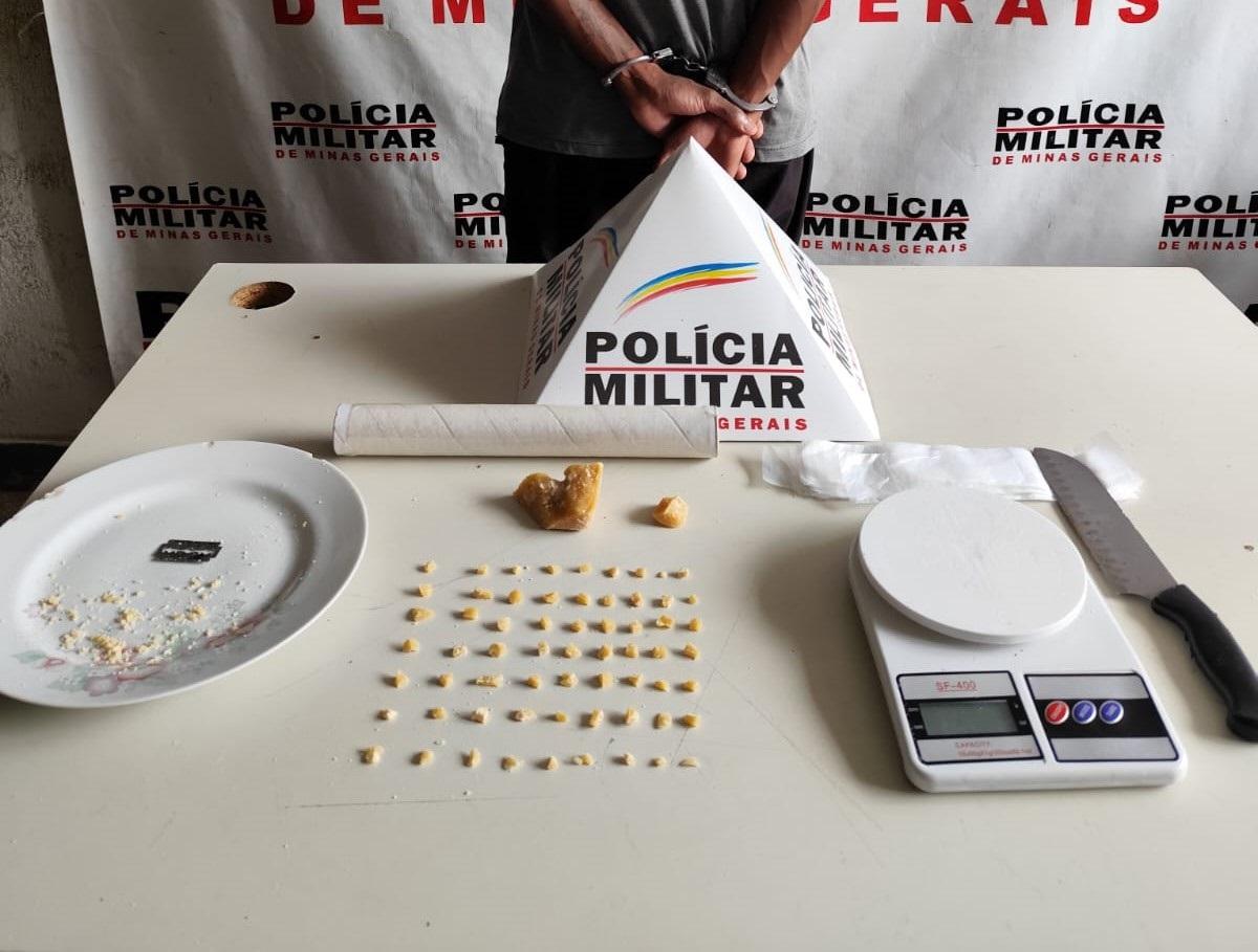 O suspeito e toda a droga e demais materiais usados no tráfico foram levados para a delegacia pela Polícia Militar (Foto/Divulgação)