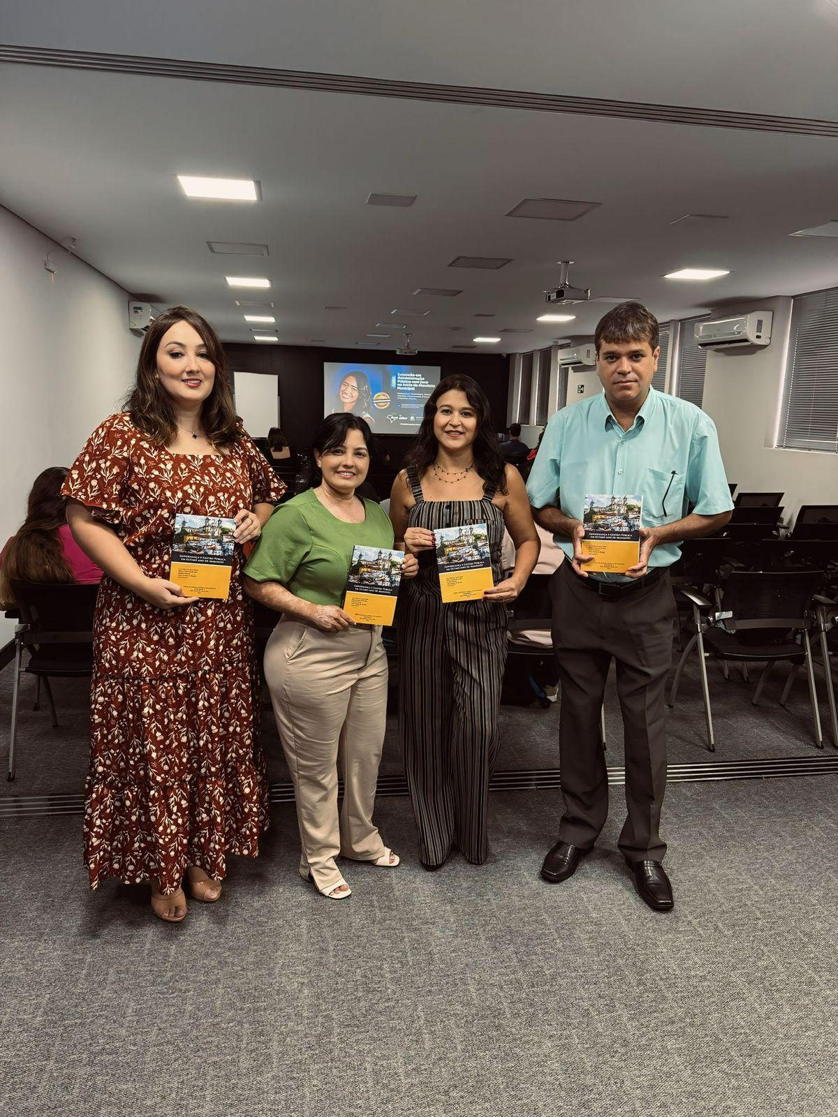 Servidores de Uberaba no lançamento de livro em Belo Horizonte (Foto/Divulgação)