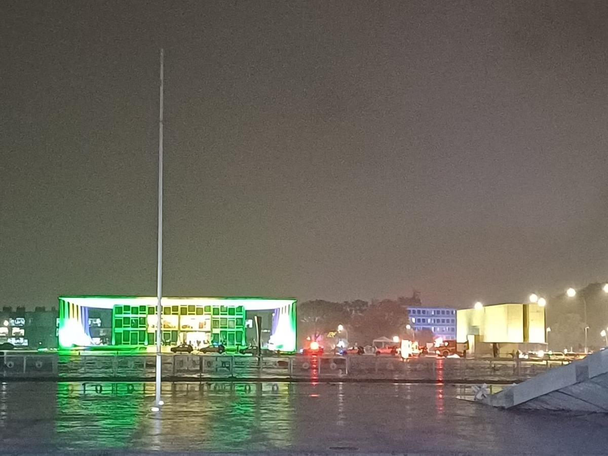 As explosões tiveram diferença de pouco mais de um minuto. Militares e bombeiros foram até o local (Foto/Levy Guimarães/O TEMPO Brasília)