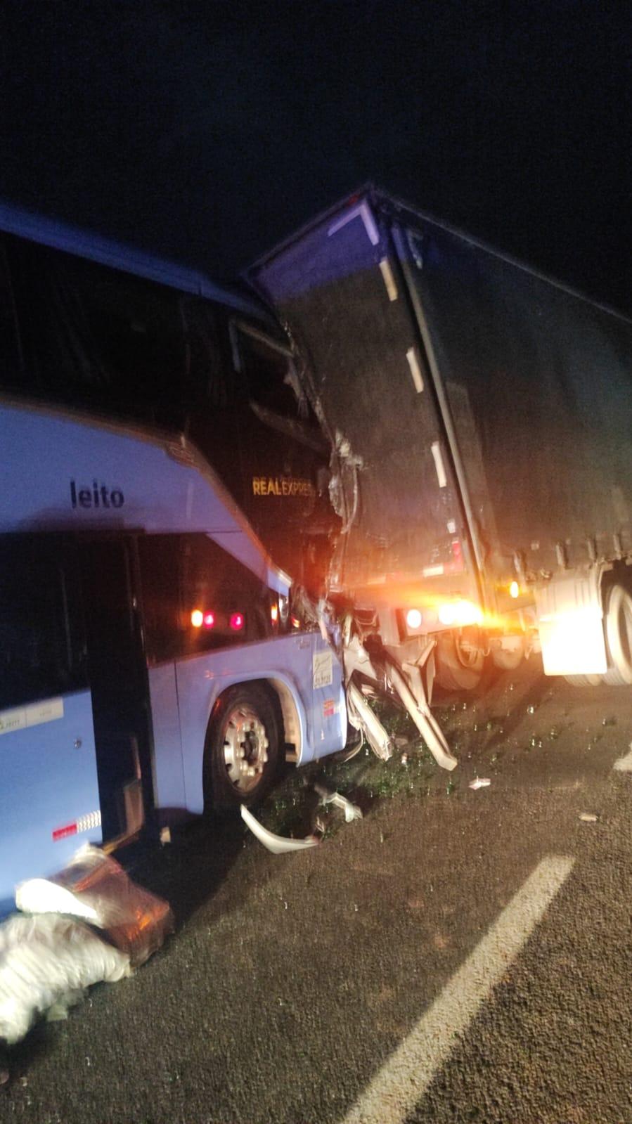 O veículo colidiu na traseira da carreta ao passar pela ponte sobre o Rio Uberaba (Foto/Divulgação)