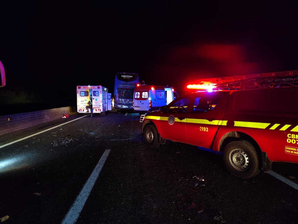 Além dos bombeiros, participaram do socorro três unidades da Ecovia e uma equipe do SAMU, com suporte da PRF (Foto/Divulgação)