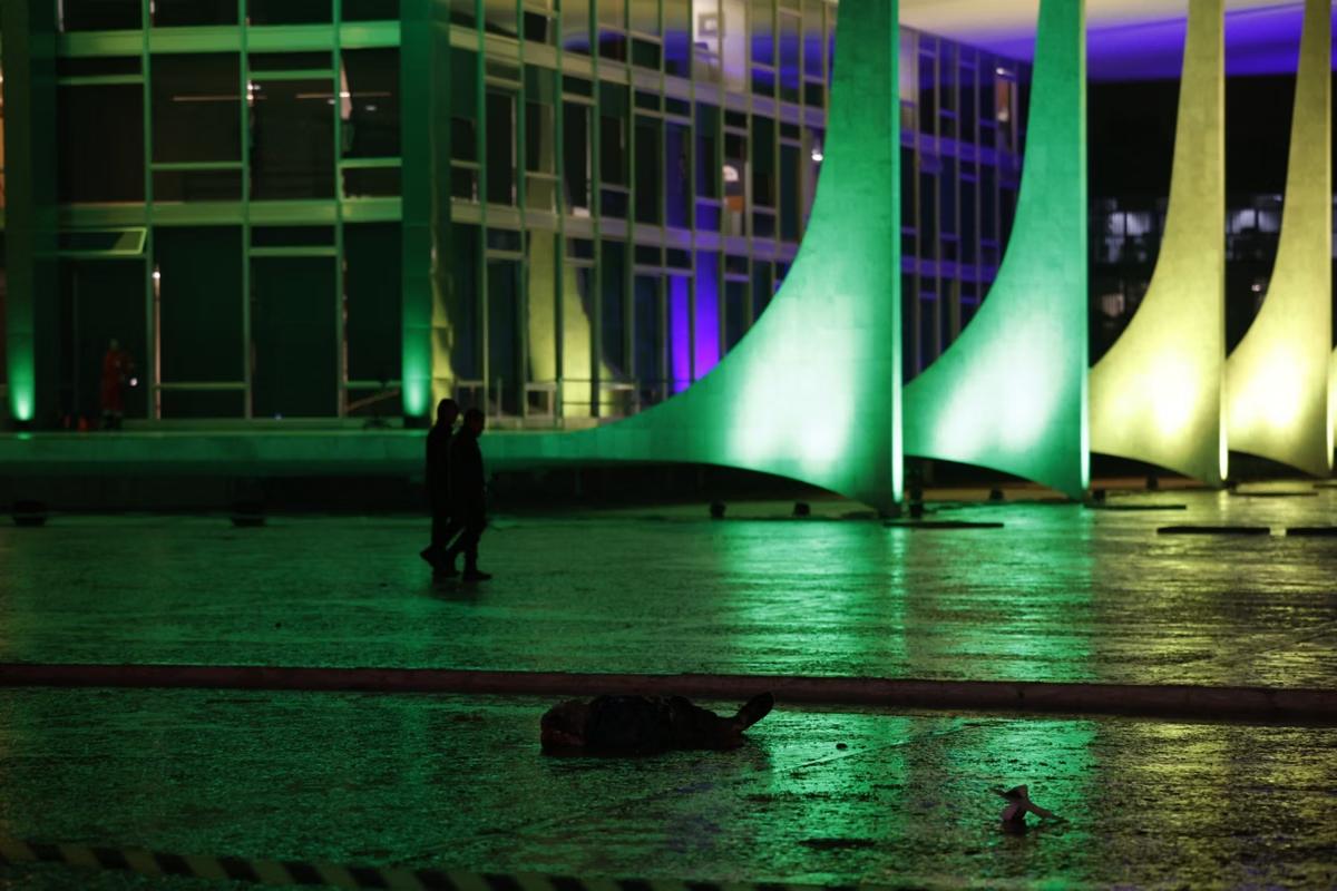 A Polícia Militar e o Corpo de Bombeiros do Distrito Federal confirmaram um óbito na praça dos Três Poderes, onde estão localizados o STF, o Congresso e o Palácio do Planalto. (Foto/Pedro Ladeira/Folhapress)