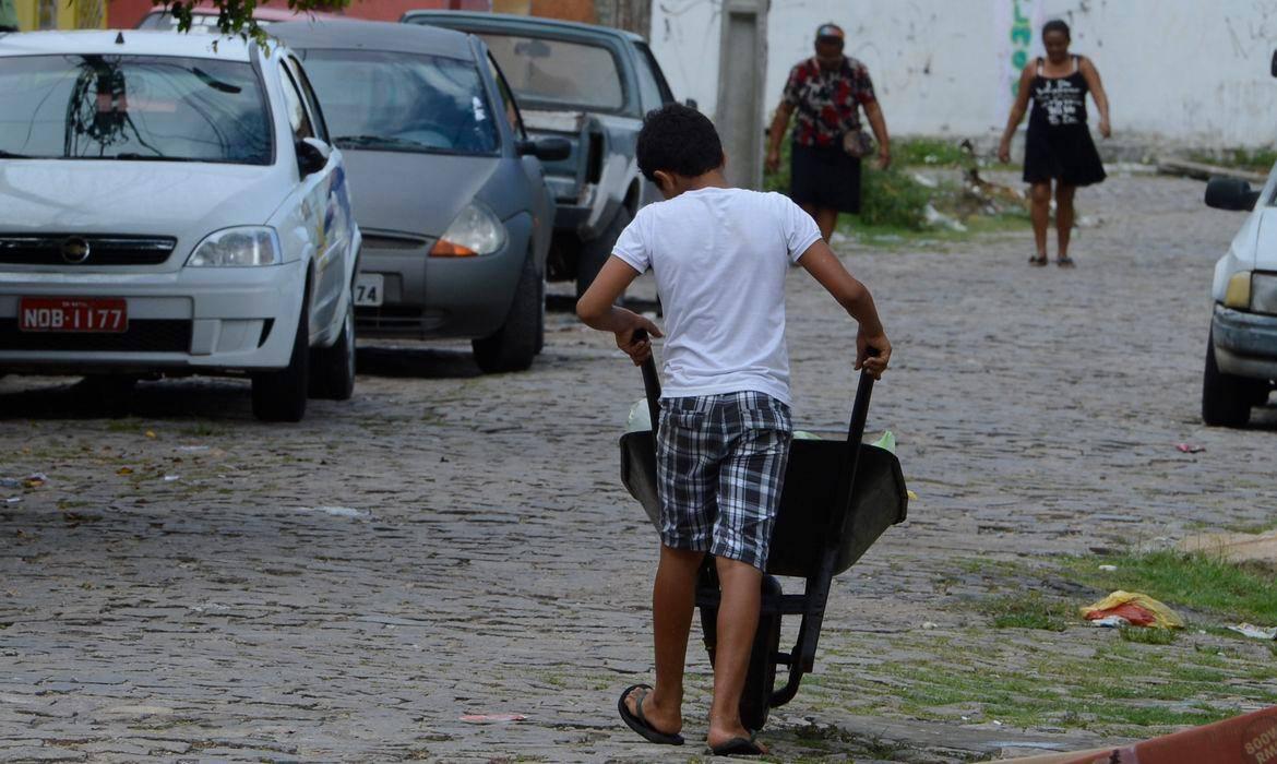 Alguns setores, como a construção e civil e o trabalho doméstico, não podem empregar nem adolescentes maiores de 16 anos. (Foto/Valter Campanato/Agência Brasil)