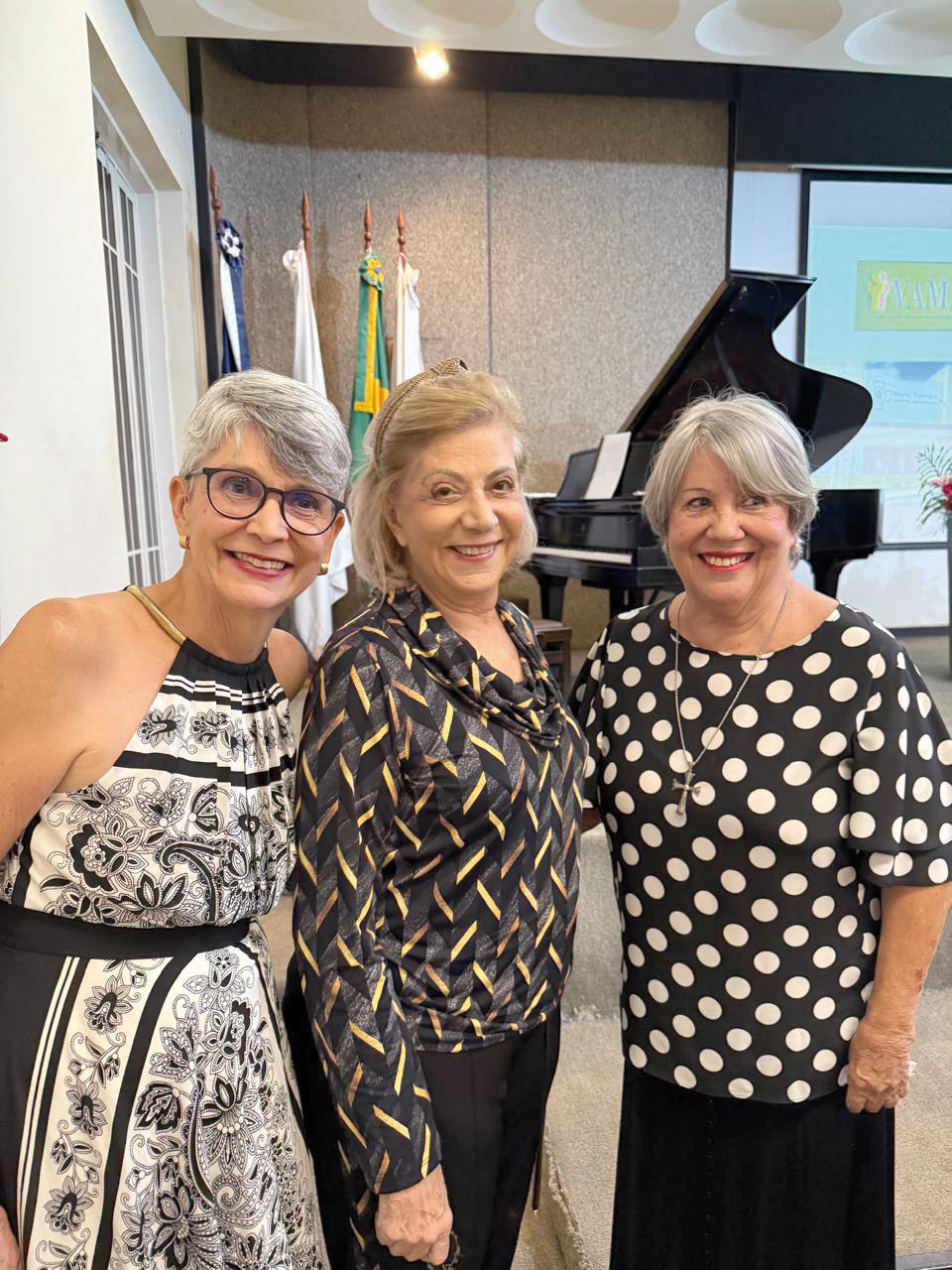 A querida amiga, Lélia Bruno ladeada pelas talentosas Maria Alice Braga e Amélia Barreto Gomide que se apresentaram sábado passado no Centro de Cultura Cecília Palmério em recital de piano a quatro mãos (Foto/Arquivo pessoal)