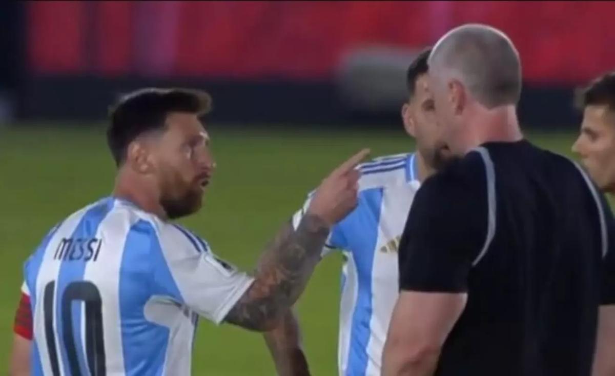 Antes de ir para o vestiário, Messi, com dedo em riste, foi cobrar uma atitude mais enérgica de Daronco (Foto/Reprodução/Sportv)