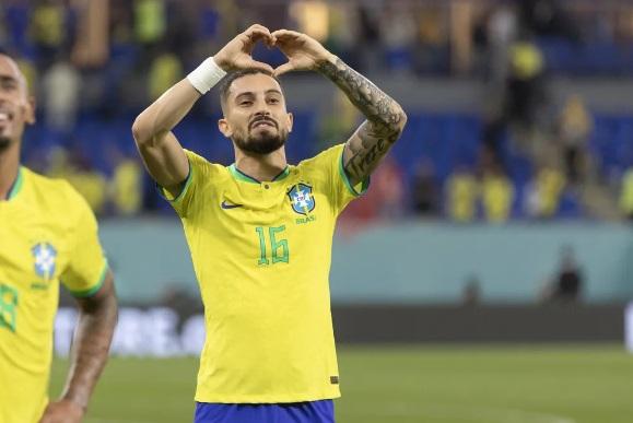 Alex Telles entra no lugar de Vanderson, suspenso pelo 3º cartão amarelo. (Foto/Divulgação)