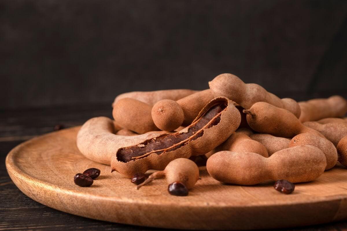 O tamarindo é uma fruta benéfica para a saúde (Foto/Imagem/Yarrrrrbright/Shutterstock)