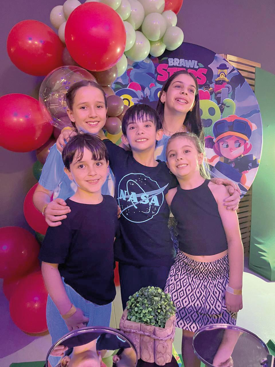 O aniversariante com os primos Manu, Pedro, Isadora e Bianca (Foto/Arquivo Pessoal)