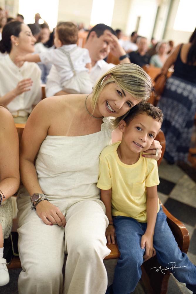 Samantha Bielert do Nascimento foi a madrinha do Bernardo e seu filho Théo estava todo feliz no batizado (Foto/Marise Romano)