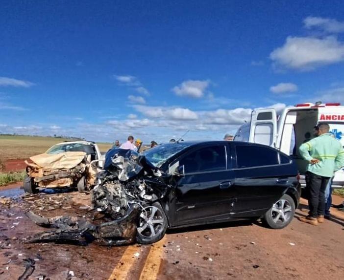 Os dois carros ficaram com as frentes destruídas na colisão ocorrida próximo ao trevo de acesso a Jubaí (Foto/Divulgação)