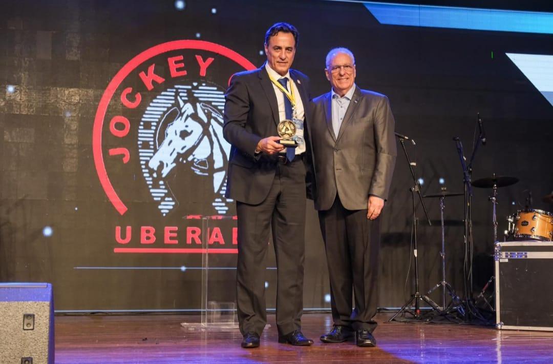 Renato Pato recebe o troféu conquistado pelo Jockey (Foto/Divulgação)