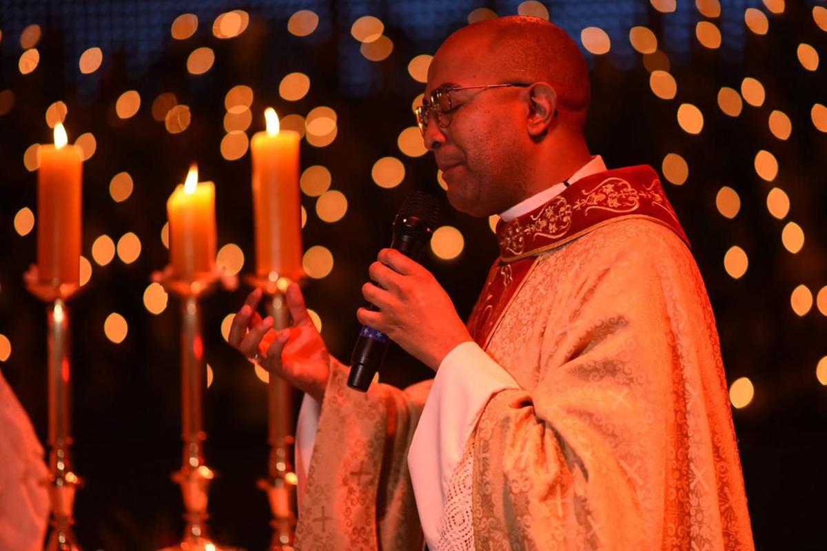 Esta foi a primeira edição da “Missa da Noite das Velas” fora da Paróquia Geraldo Magela (Foto/Reprodução)