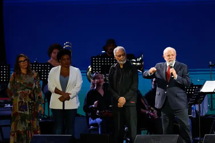 O presidente da República, Luiz Inácio Lula da Silva, no show do Festival Aliança Global Contra a Fome e a Pobreza, no G20 Social, na Praça Mauá, com Gilberto Gil, a primeira-dama Janja e a ministra da Cultura, Margareth Menezes. (Foto/Fernando Frazão/Agência Brasil)