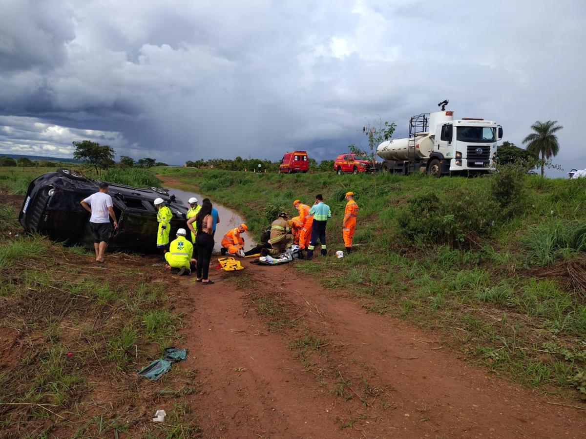 Dos quatro passageiros do veículo, dois precisaram de atendimento hospitalar (Foto/Divulgação)