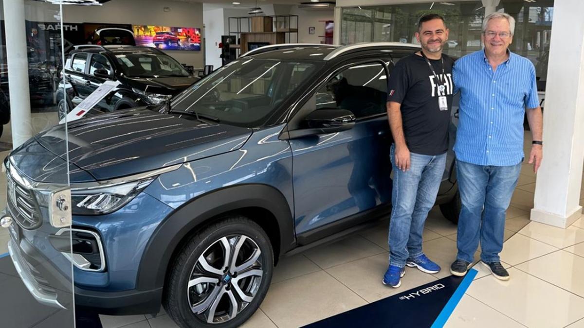 Tader Cassiano Antunes, consultor de vendas da San Marco Fiat explica que os carros para test-drive já estão disponíveis na revenda (Foto/Reprodução)