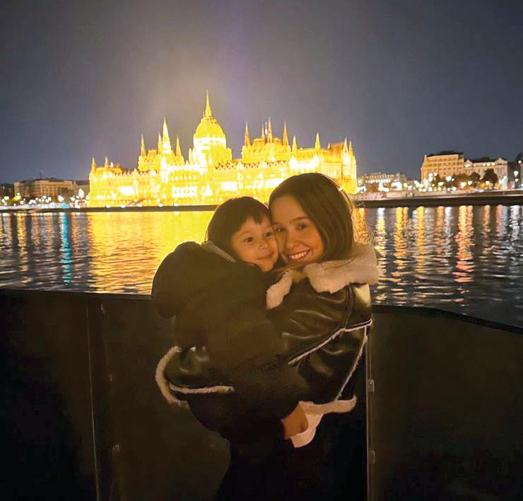 Foto linda de Ana Lucília Reis com a filha, Anna, em Budapeste (Foto/Arquivo pessoal)