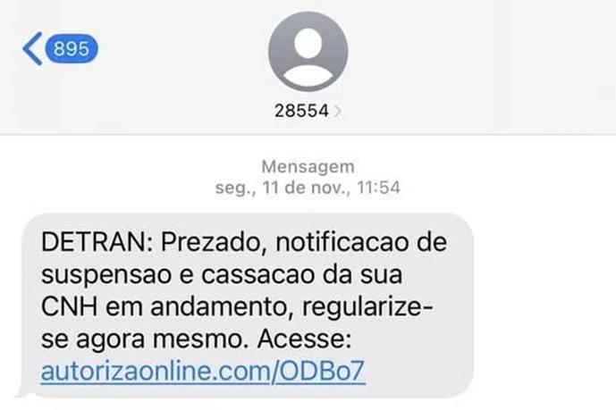 Mensagem falsa direciona motoristas para links suspeitos (Foto/Reprodução)