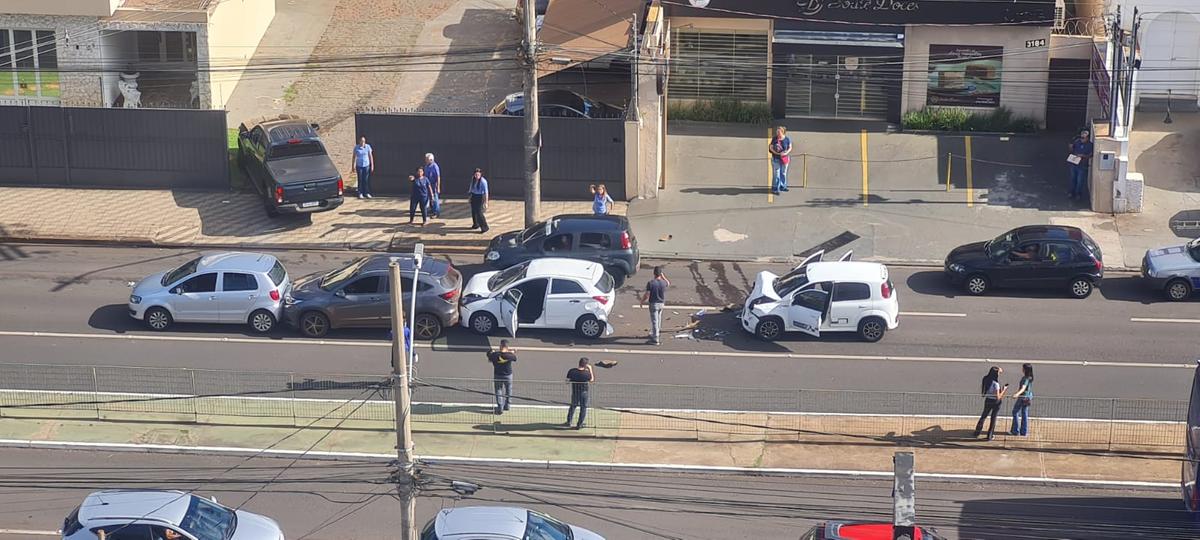 Engavetamento na avenida Leopoldino de Oliveira (Foto/Reprodução)