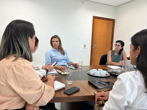 Procuradora-geral do Município, Fabiana Gomes Pinheiro; a secretária de Desenvolvimento Social, Érika Martins; a secretária adjunta de Educação, Juliana Petek, e a secretária de Saúde, Valdilene Rocha. (Foto/Divulgação/PMU)