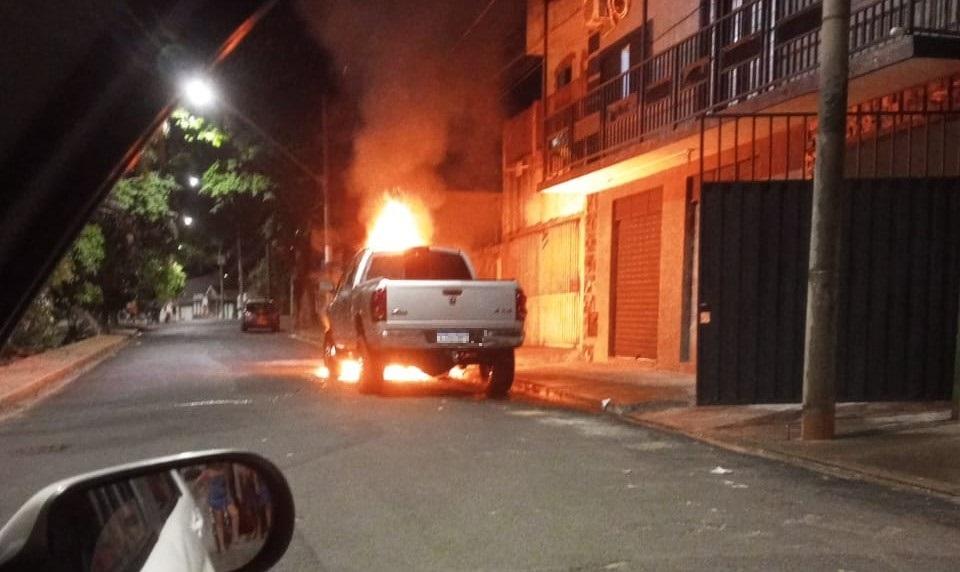 A caminhonete sofreu danos na parte dianteira em virtude do fogo, que pode ser de origem criminosa (Foto/Divulgação)