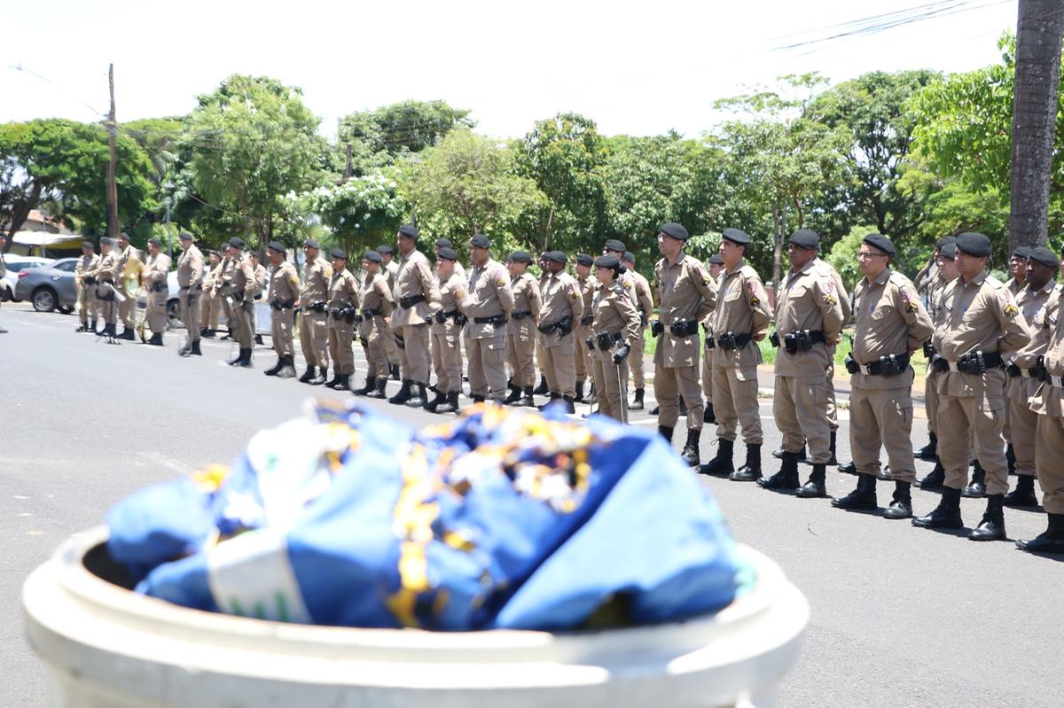 Polícia Militar reuniu a tropa diante do Quartel do 4ª Batalhão para as celebrações do Dia da Bandeira (Foto/Sérgio Teixeira/PMMG)