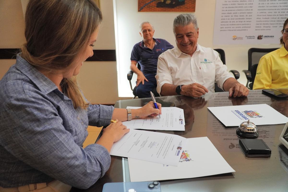 Prefeita Elisa assina o protocolo de intenções com o presidente da Serquímica, José Tadeu Sebastião, em seu gabinete no Centro Administrativo (Fptp/Divulgação)