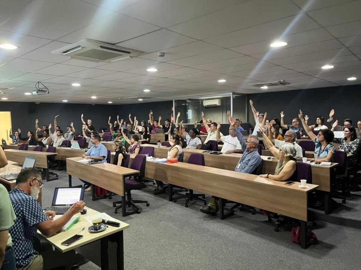 Conselho Universitário da UFTM durante aprovação da concessão do título de Doutor Honoris Causa – pós-morte – a Chico Xavier (Foto/Divulgação)