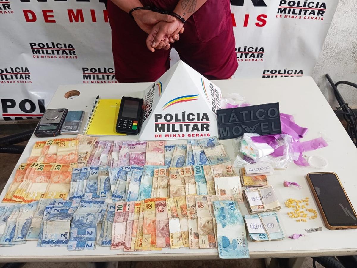 Material encontrado com o suspeito e o dinheiro foram levados à delegacia pela Polícia Militar (Foto/Divulgação)