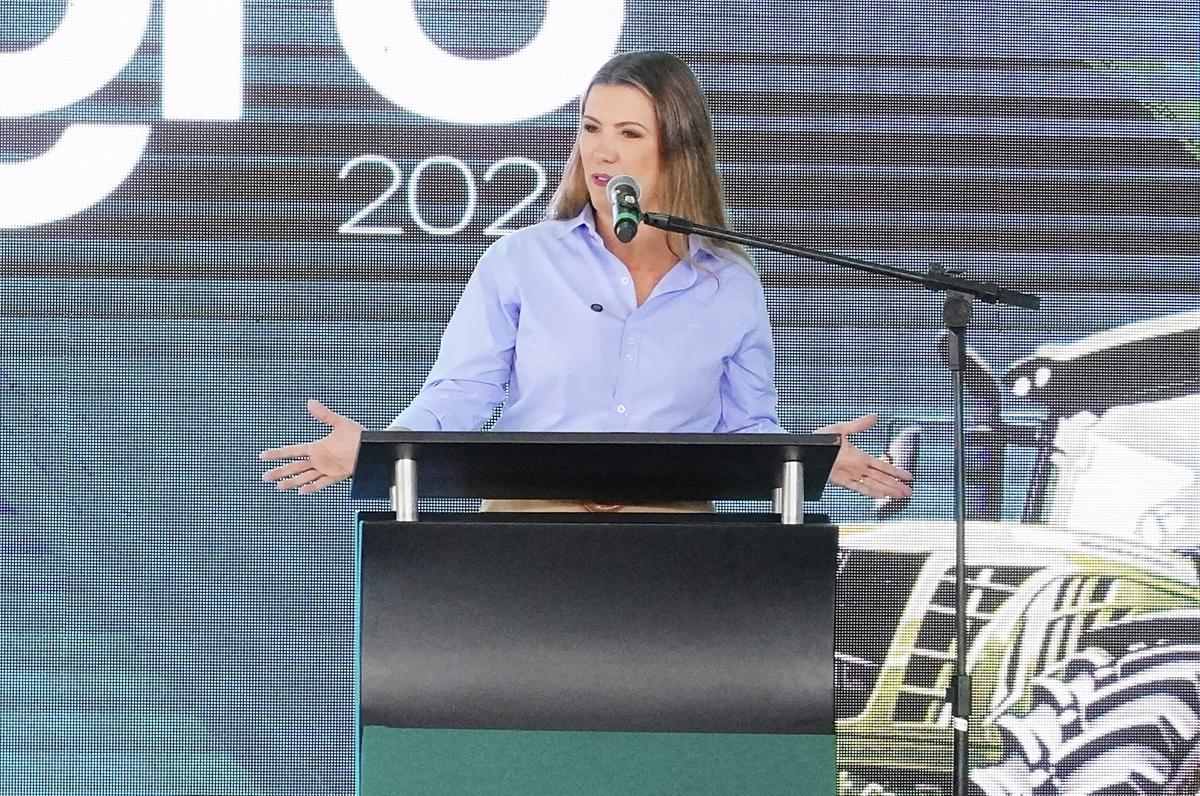 Prefeita Elisa Araújo, durante o pronunciamento na abertura da feira, fez a cobrança de atenção da Cemig para os bairros rurais de Uberaba (Foto/Divulgação)