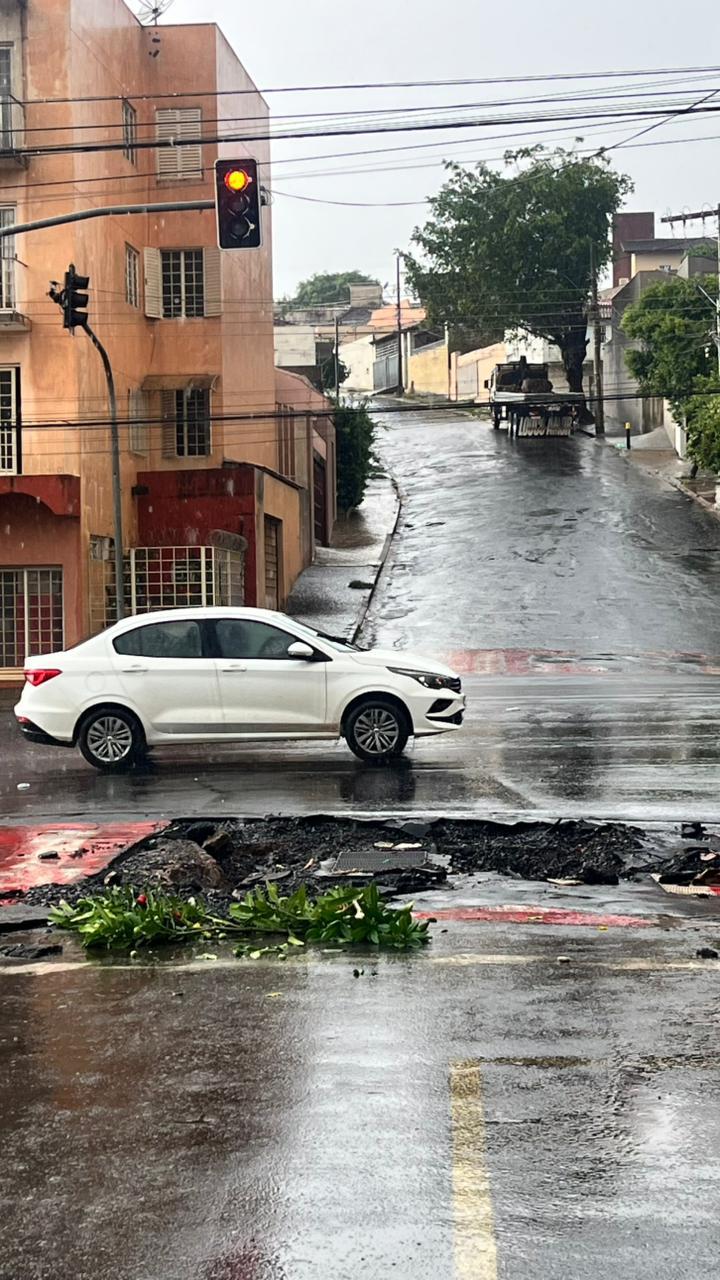 Houve ruptura do solo na avenida Leopoldino de Oliveira, onde um veículo caiu (Foto/Divulgação)