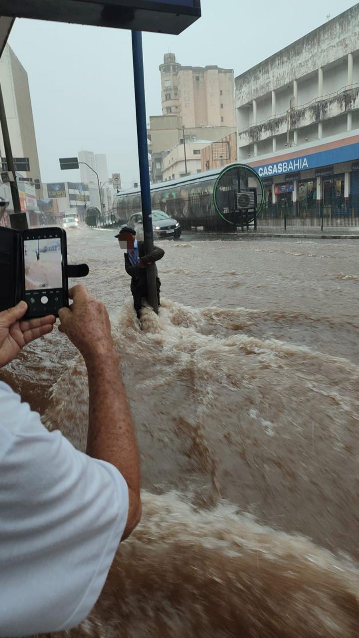 A vítima foi arrastada pela enxurrada e se segurou em um poste até a chegada da Guarnição de Bombeiros (Foto/Divulgação)