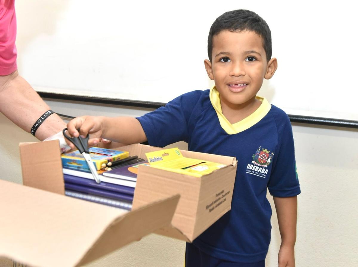 Ao todo serão distribuídos 31.422 kits para cerca de 28 mil alunos, do Maternal ao 9º ano (Foto/Divulgação)